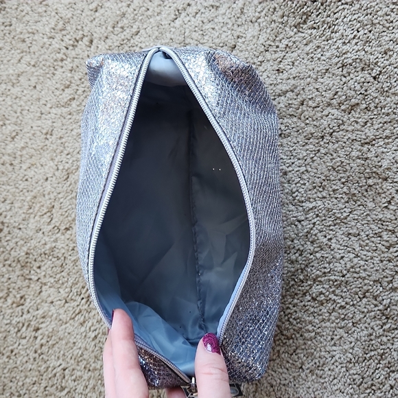 Metallic Silver make-up travel bag - Picture 3 of 6